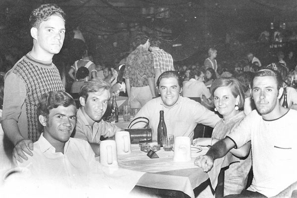 Lembram-se do Canecão, aquela famosa casa noturna do Rio de Janeiro. Foi lá que esta foto foi feita, no ano de 1969, reunindo um grupo de francanos. Em pé, o Ademir Pedro de Souza (Nena Viagens). Sentados, da esquerda para a direita: Antônio Marcos de Mel